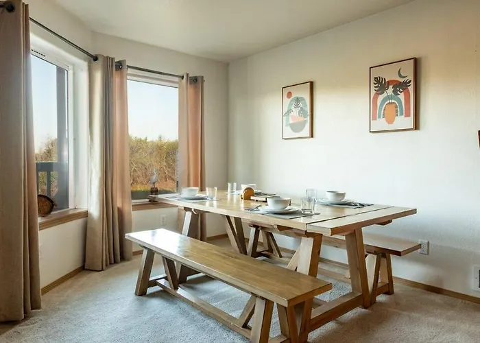 Cozy 2 Bedroom Condo Walking Distance From The Beach