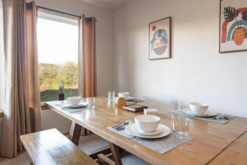 Apartment Cozy 2 Bedroom Walking Distance From The *