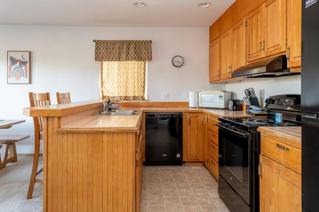 Cozy 2 Bedroom Walking Distance From The Ocean Shores