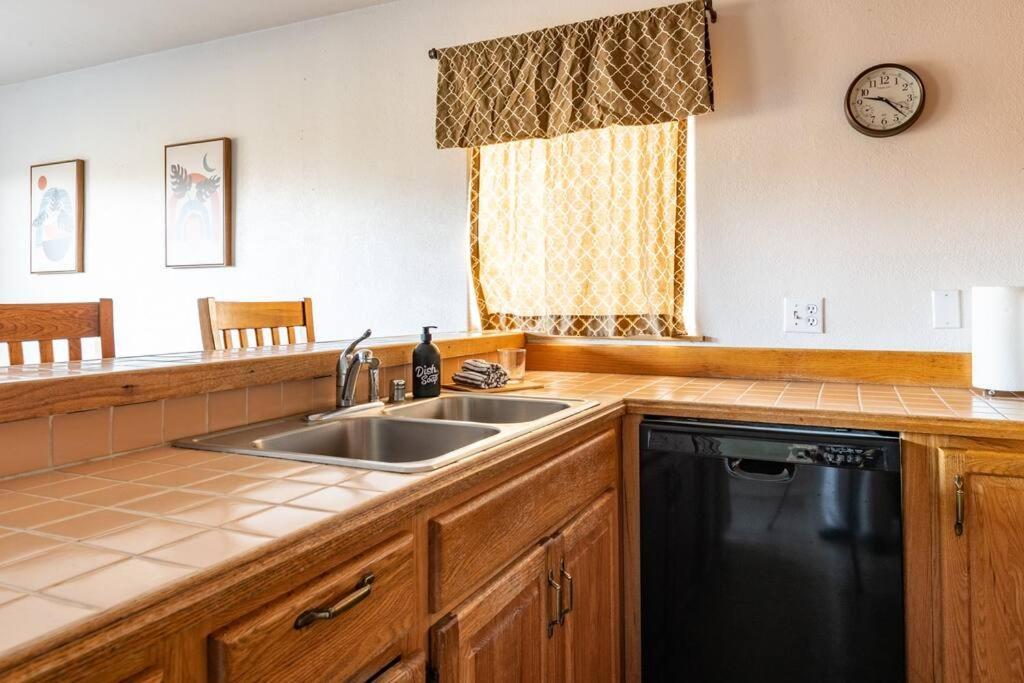 Apartment Cozy 2 Bedroom Walking Distance From The