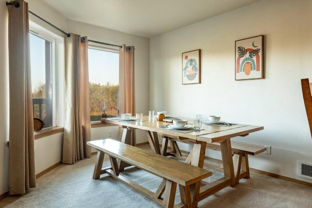 Cozy 2 Bedroom Walking Distance From The *