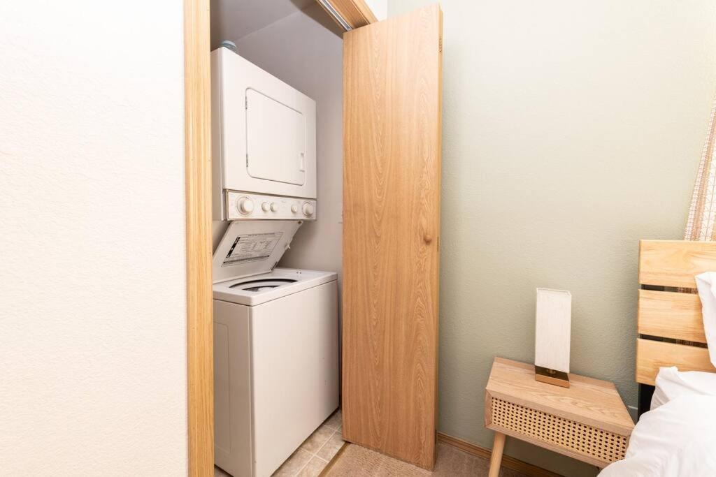 Cozy 2 Bedroom Walking Distance From The Apartment *