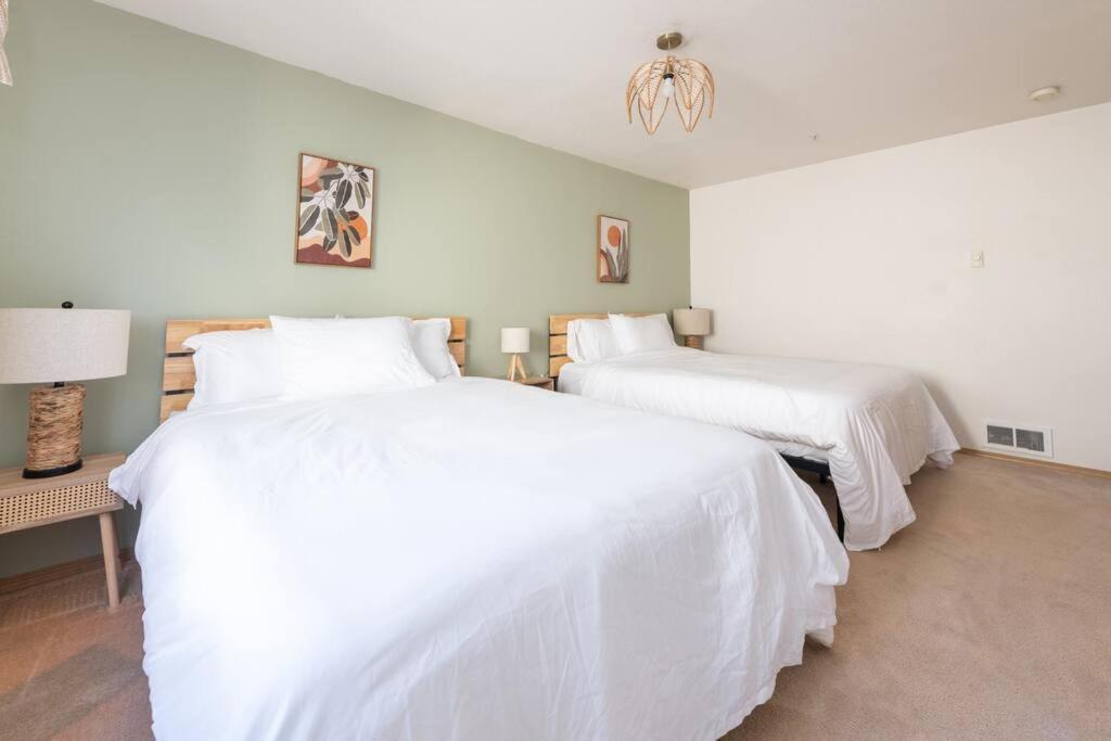 Apartment Cozy 2 Bedroom Walking Distance From The